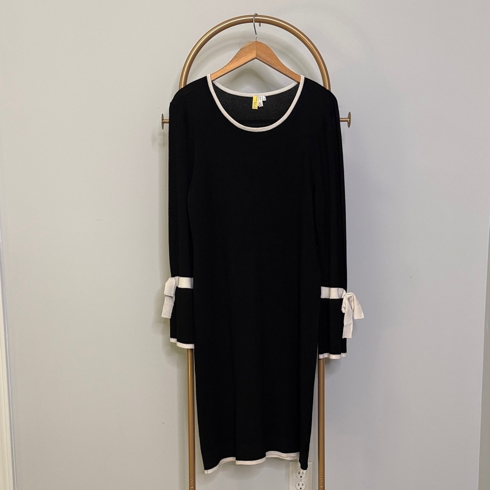 Elegant Black Swester Dress with Cream Accents